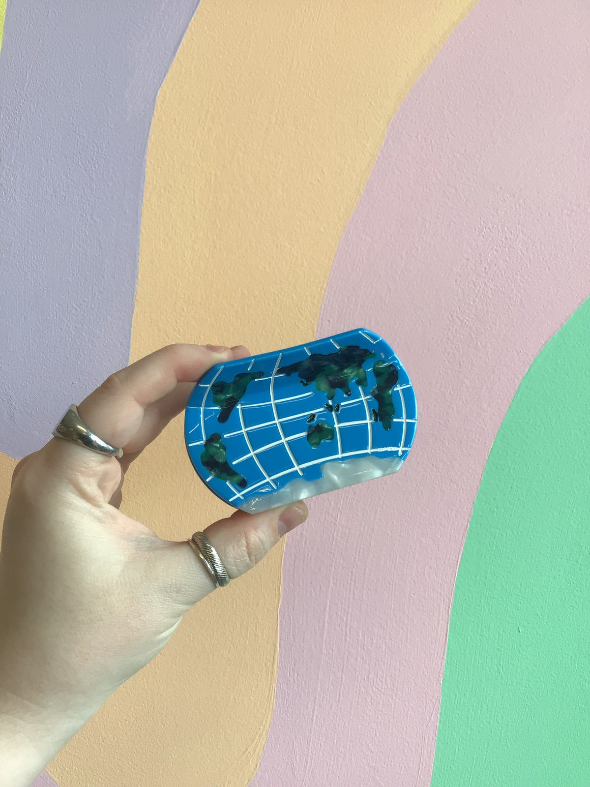 Globe Hair Claw
