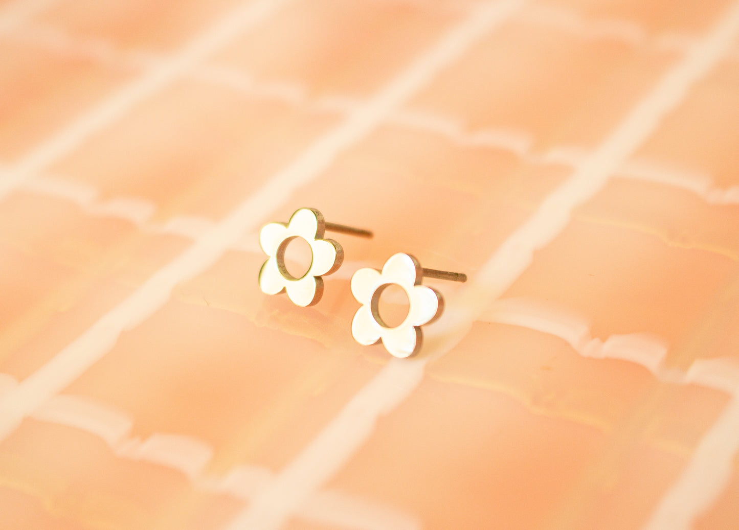 Tiny Daisy Stud Earrring