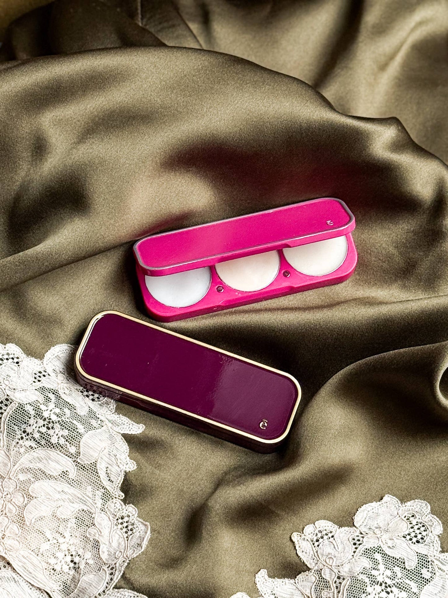 Raspberry Noir Set: Refillable Compact + 3 Fragrance Scents