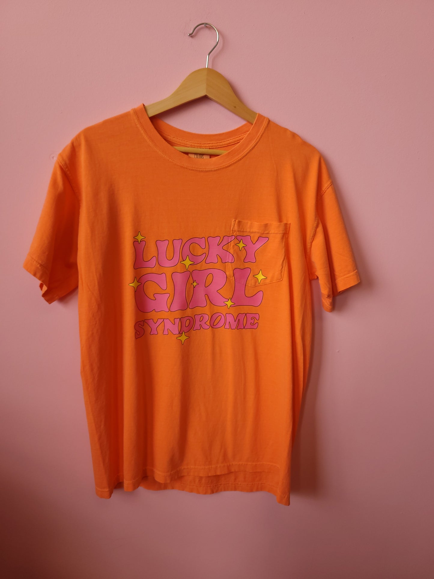 Lucky Girl Syndrome' Graphic T-shirt – Sunshine Studio